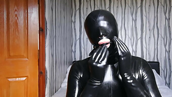 Latex Gekleidete Figur Gefesselt Und Verstummt In Gummigefesselung